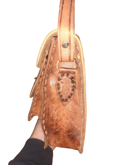 Hecho a mano large embossed buckle handbag