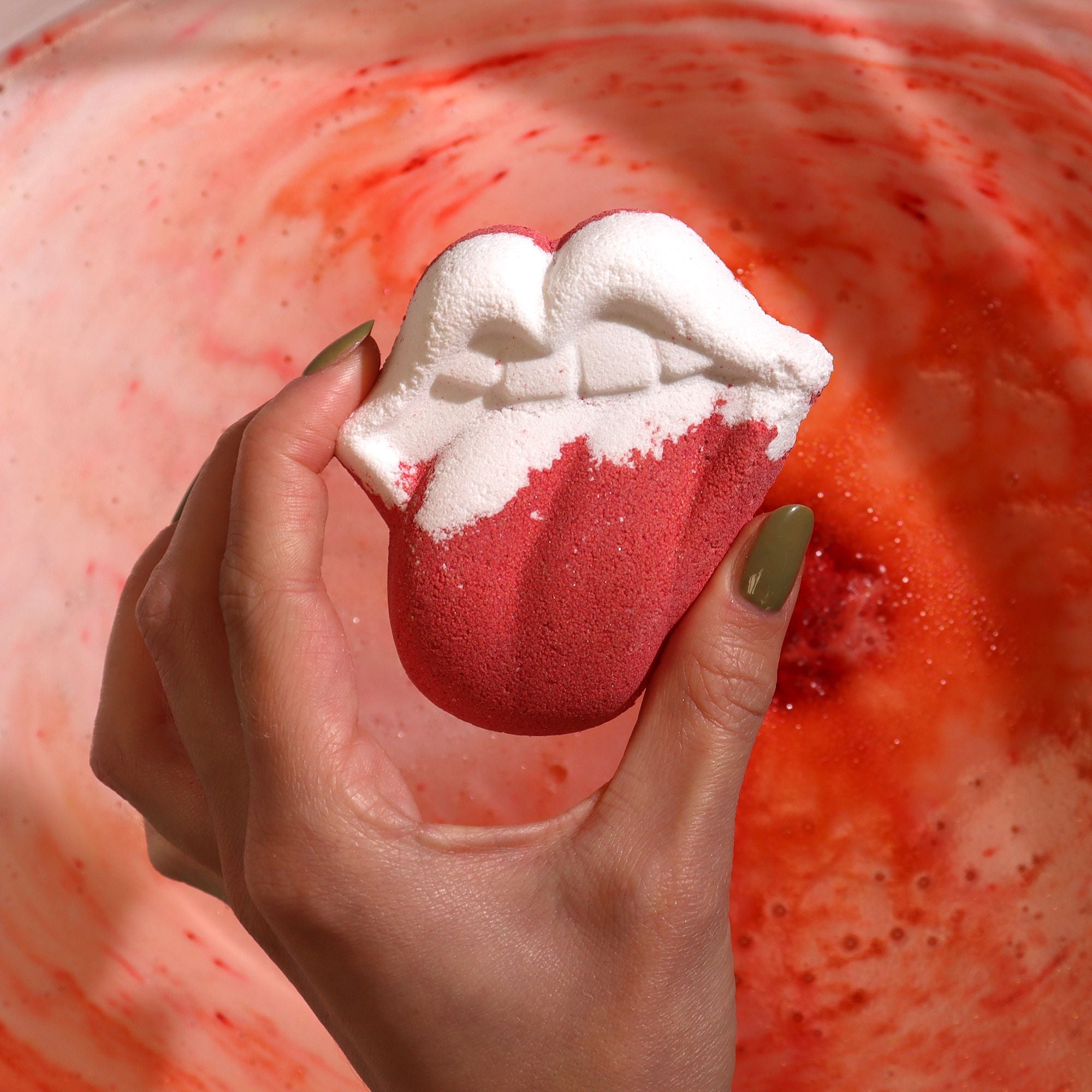 Lips Bathbomb Raspberry and Pomegranate with Foaming Solution 60g