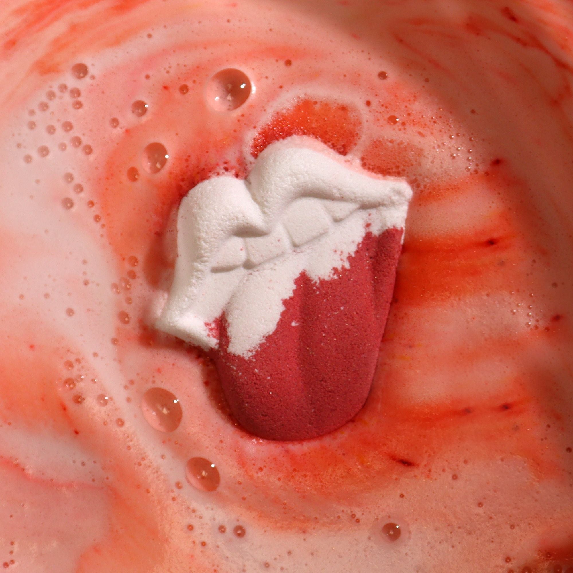 Lips Bathbomb Raspberry and Pomegranate with Foaming Solution 60g
