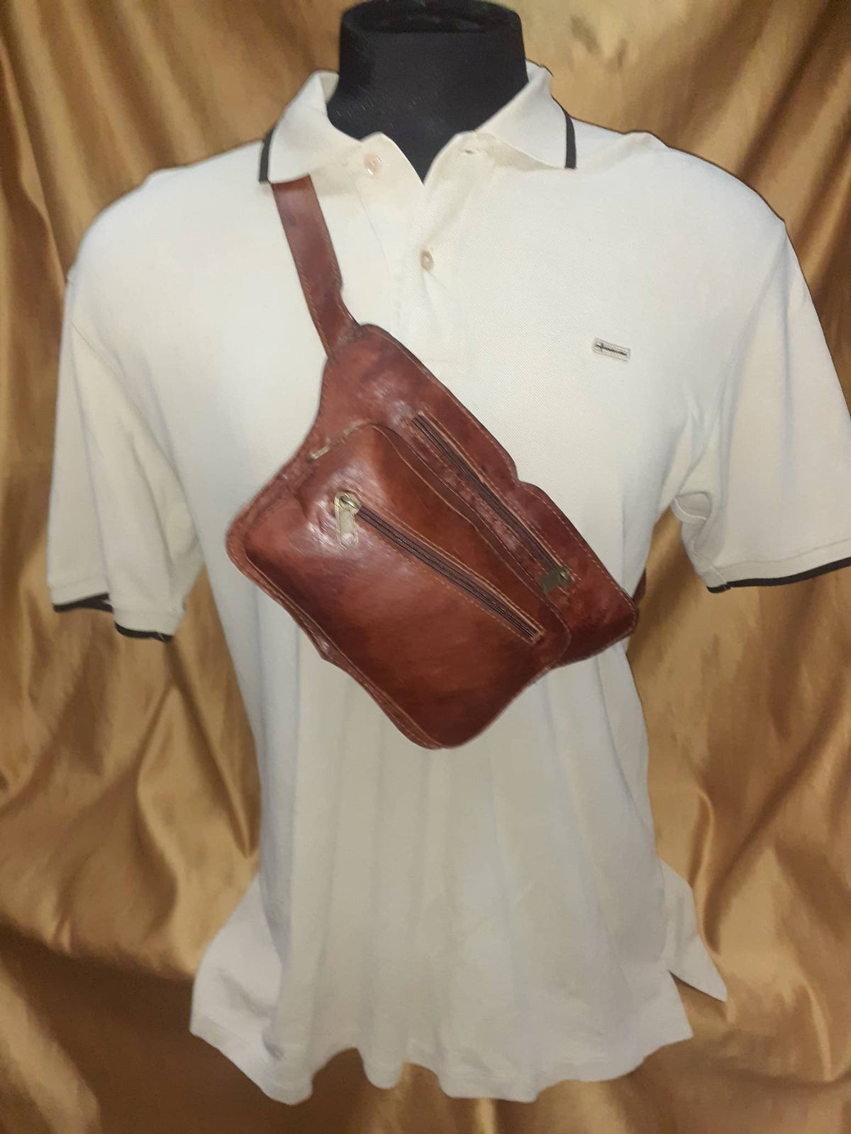 Square fanny artisan leather pack with 3 zippers