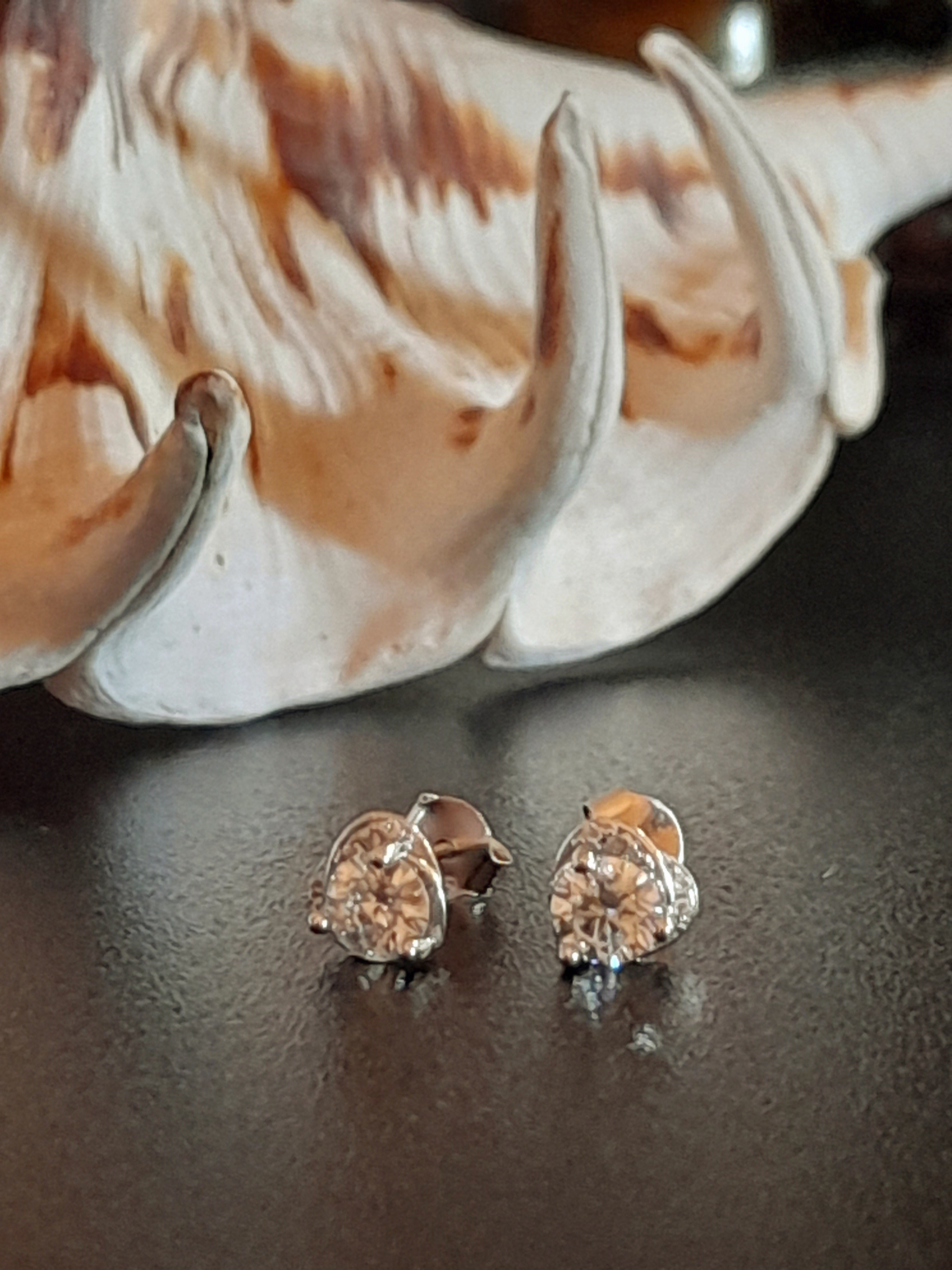 Total 1.0 Ctw VVS1 Lab Grown Heart Moissanite 18K White Gold Plated Silver Earrings Stud