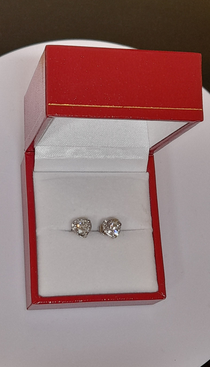 Total 1.0 Ctw VVS1 Lab Grown Heart Moissanite 18K White Gold Plated Silver Earrings Stud